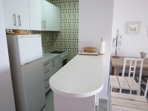 Mikrowelle, Ofen, Wasserkocher mit Kaffee-/Teezubehör
