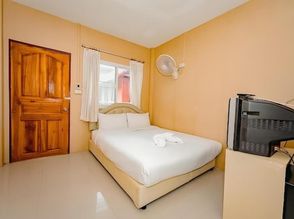Basic Double Room, 1 Queen Bed | Free WiFi, bed sheets - Rockwood house Resort and Thai massage (Phaya Yen)