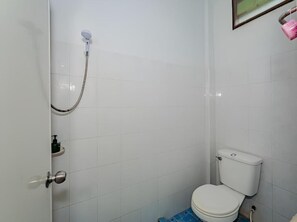 Basic Double Room, 1 Queen Bed | Bathroom - Rockwood house Resort and Thai massage (Phaya Yen)