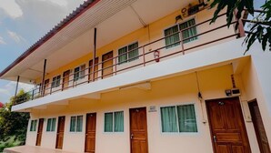 A two-story building with a flat roof, multiple windows, and a balcony. - Rockwood house Resort and Thai massage (Phaya Yen)