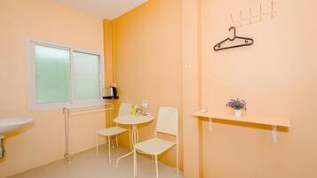 Basic-Doppelzimmer, 1 Queen-Bett | Wohnbereich