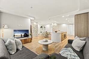 Smart TV - Luxurious newly renovated designer 3-bedroom 2-bathroom apartment (Gold Coast)