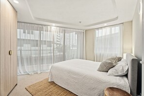 3 bedrooms, iron/ironing board, free WiFi, bed sheets - Luxurious newly renovated designer 3-bedroom 2-bathroom apartment (Gold Coast)