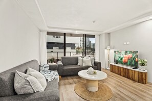 Smart TV - Luxurious newly renovated designer 3-bedroom 2-bathroom apartment (Gold Coast)