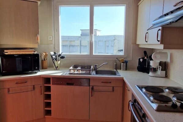 雪櫃、微波爐、焗爐、爐具