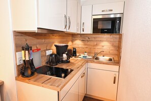 Kühlschrank, Mikrowelle, Herdplatte, Geschirrspüler