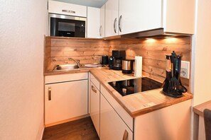 Kühlschrank, Mikrowelle, Herdplatte, Geschirrspüler