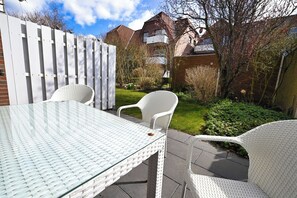 Outdoor dining - Fischer's Hus apartment 4<br>Modern apartment with terrace and awning (Büsum)