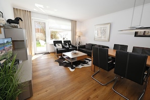 TV, DVD player, stereo - Fischer's Hus apartment 4<br>Modern apartment with terrace and awning (Büsum)