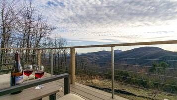 Deluxe House, 3 Bedrooms, Non Smoking, Mountain View | Balcony