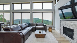 豪華獨棟房屋, 3 間臥室, 非吸煙房, 山景 | 客廳 | 50-吋平面電視、數位頻道、壁爐