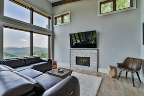 Deluxe-Haus, 3 Schlafzimmer, Nichtraucher, Bergblick | Wohnzimmer | 50-Zoll-Flachbildfernseher mit Digitalempfang, Kamin