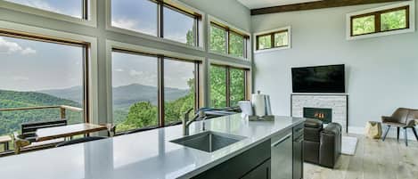 Deluxe huis, 3 slaapkamers, niet-roken, uitzicht op bergen | Privékeuken | Een koelkast, een microgolfoven, een oven, een kookplaat