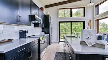 Rumah Deluks, 3 kamar tidur, Bebas Asap Rokok, pemandangan gunung | Dapur pribadi | Lemari es, microwave, oven, dan kompor