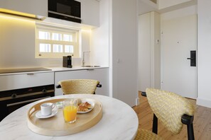 Fridge, microwave, oven, coffee/tea maker