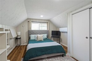 6 bedrooms, iron/ironing board, free WiFi, bed sheets