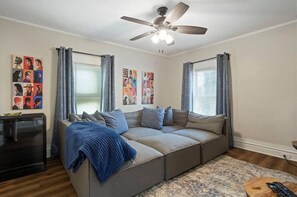 Smart TV, offices - 5 Bedroom! -Middle of KC (Kansas City)