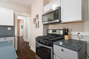 Fridge, microwave, oven, stovetop - 5 Bedroom! -Middle of KC (Kansas City)