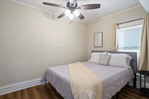 6 bedrooms, iron/ironing board, free WiFi, bed sheets - 5 Bedroom! -Middle of KC (Kansas City)