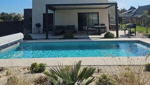 A modern house with a pool, a covered patio, and a view of the surrounding landscape. - Prestigious villa Loire Valley (Saint-Avertin)