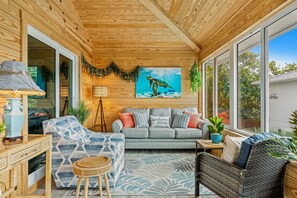 Smart TV, offices - "Escape to your own slice of paradise with this stunning oceanfront retreat offering 3x king bedrooms, a private pool, spa and beach!" (Melbourne Beach)