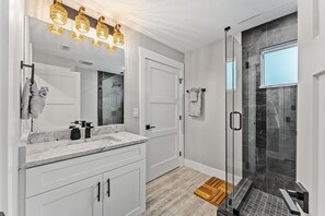 Dusche, Haartrockner, Handtücher, Shampoo