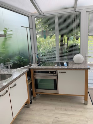 Fridge, oven, stovetop, coffee/tea maker
