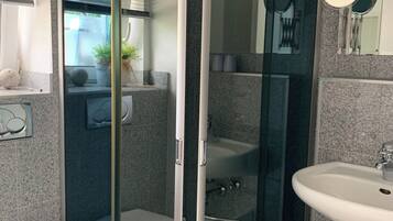 Ducha, secador de pelo, toallas y jabón