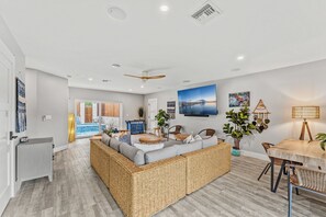 TV connectée, espaces bureaux, écrans d'ordinateur