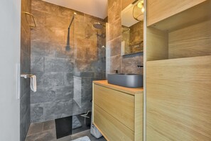 Douche, serviettes fournies, papier toilette