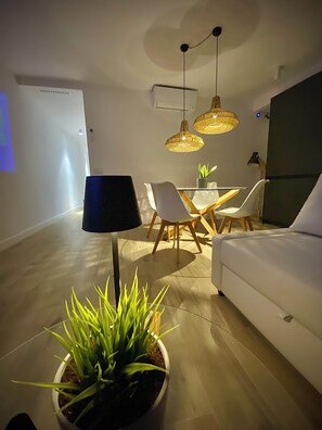 Smart-tv, eldstad och en stereo