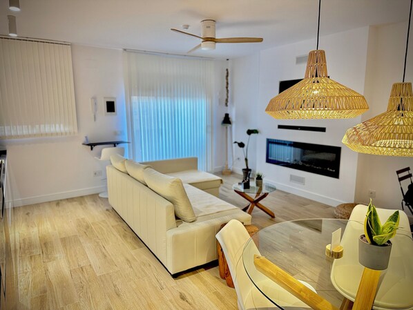Smart-TV, Kamin, Stereoanlage