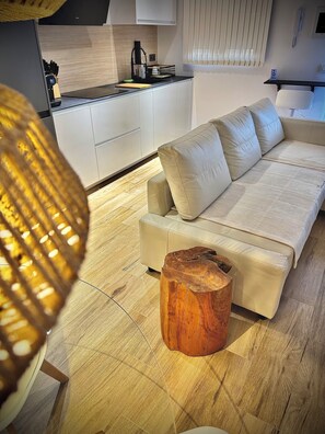 Smart-tv, eldstad och en stereo