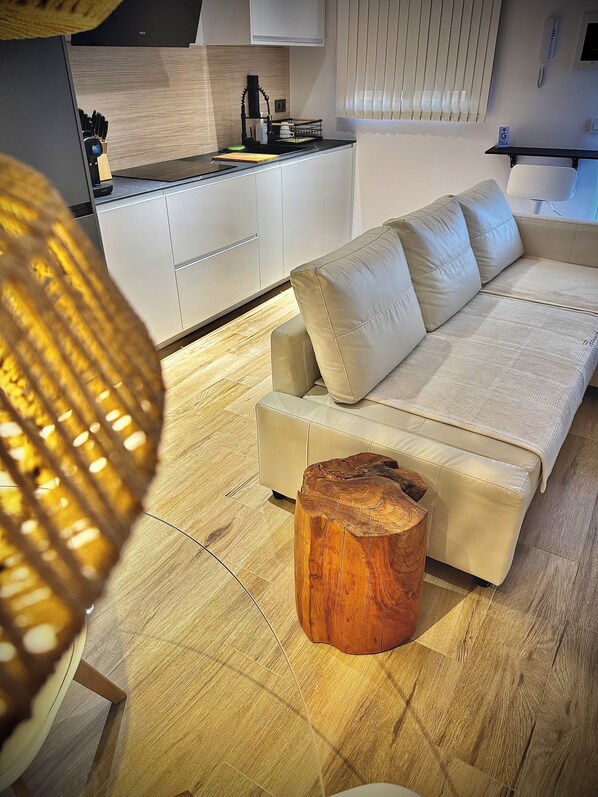 Smart-TV, Kamin, Stereoanlage