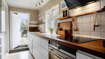 Køleskab, kogeplade, opvaskemaskine, kaffe-/temaskine