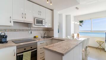 KĂŒhlschrank, Ofen, Herdplatte, Wasserkocher mit Kaffee-/Teezubehör