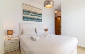 2 bedrooms, travel crib, free WiFi - Beach front apartment (San Luis de Sabinillas)