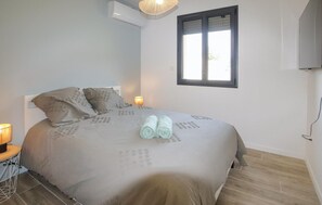 4 quartos, ferros/tábuas de passar roupa, berço de viagem