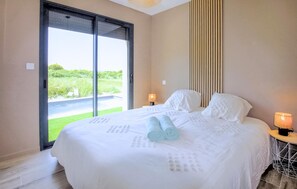 4 habitaciones, tabla de planchar con plancha y cuna de viaje