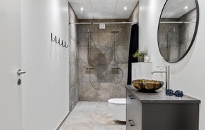 Shower - Lovely home in Hadsund with WiFi (Hadsund)