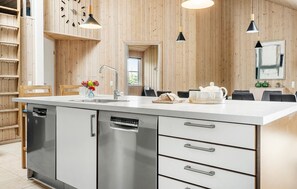 Fridge, microwave, stovetop, dishwasher - Pet friendly home in Idestrup with sauna (Idestrup)