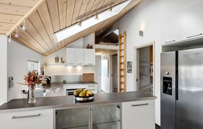 Refrigerador, parrilla de estufa, lavavajillas y cafetera y tetera 