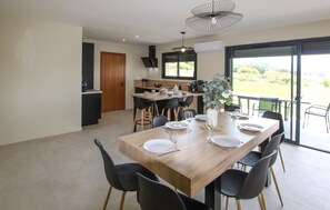 Dining - Stunning home in Puy St Martin (Puy St Martin)