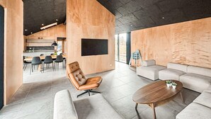 Een modern interieur met een eethoek, banken en een salontafel.