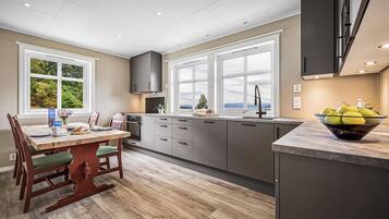 Køleskab, ovn, kogeplade, opvaskemaskine