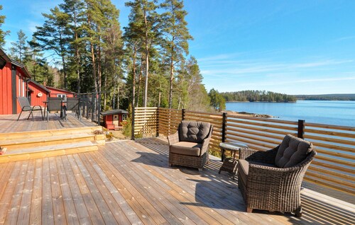 Beautiful home in årjäng with lake view