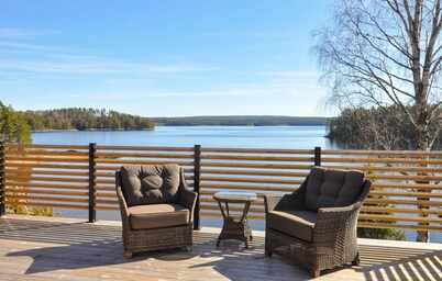 Beautiful home in årjäng with lake view