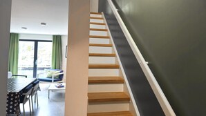 A staircase with wooden steps and a dark wall. - Pet friendly apartment in Søgne (Søgne)