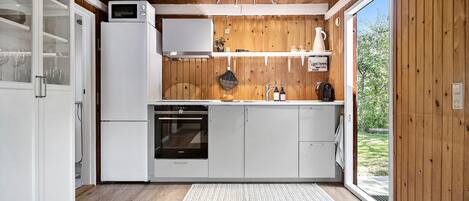 Kühlschrank, Wasserkocher mit Kaffee-/Teezubehör