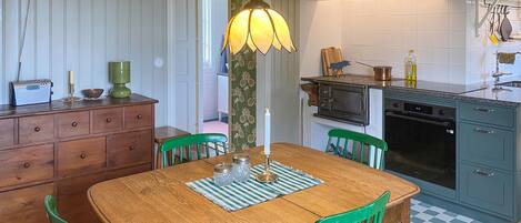 Fridge, microwave, dishwasher, cookware/dishes/utensils